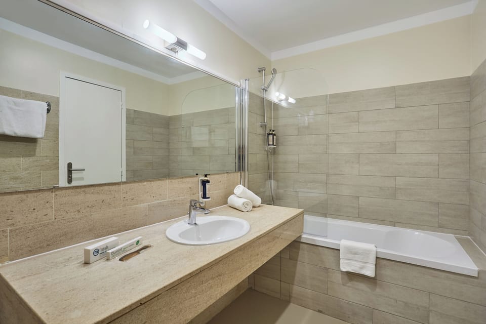 Family Room | Bathroom | Hair dryer, towels, soap, shampoo