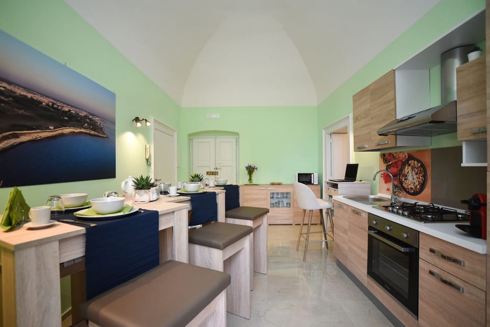 Deluxe Double Room | Shared kitchen | Espresso maker, coffee/tea maker, full-size fridge, microwave