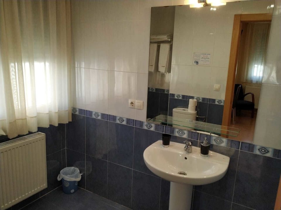 Quadruple Room | Bathroom | Shower, rainfall showerhead, towels