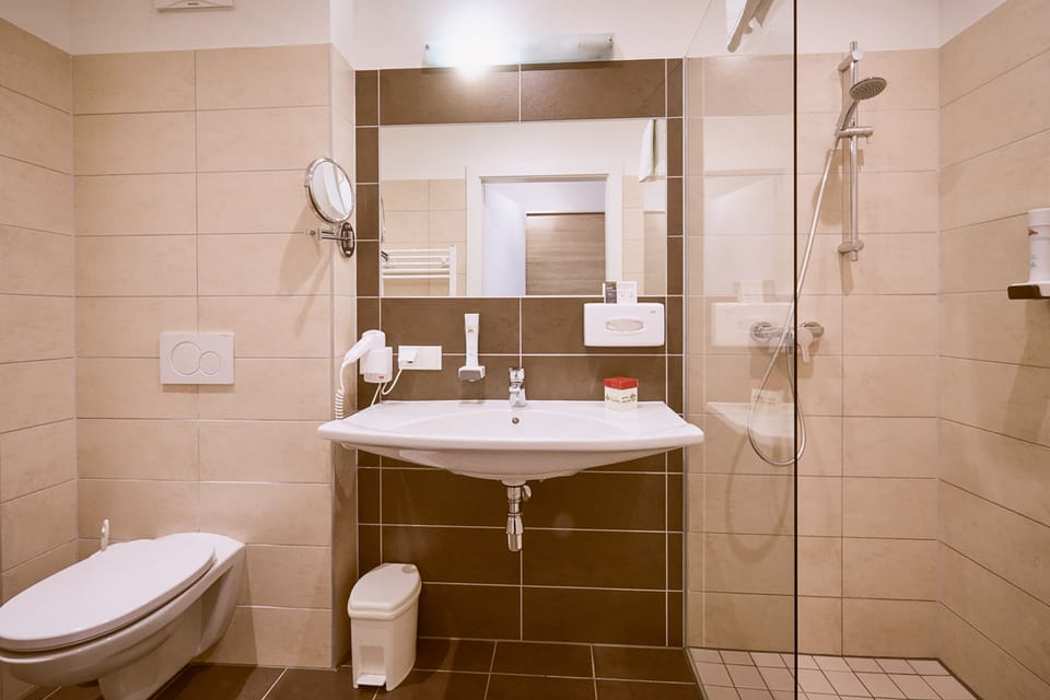 Shower, towels