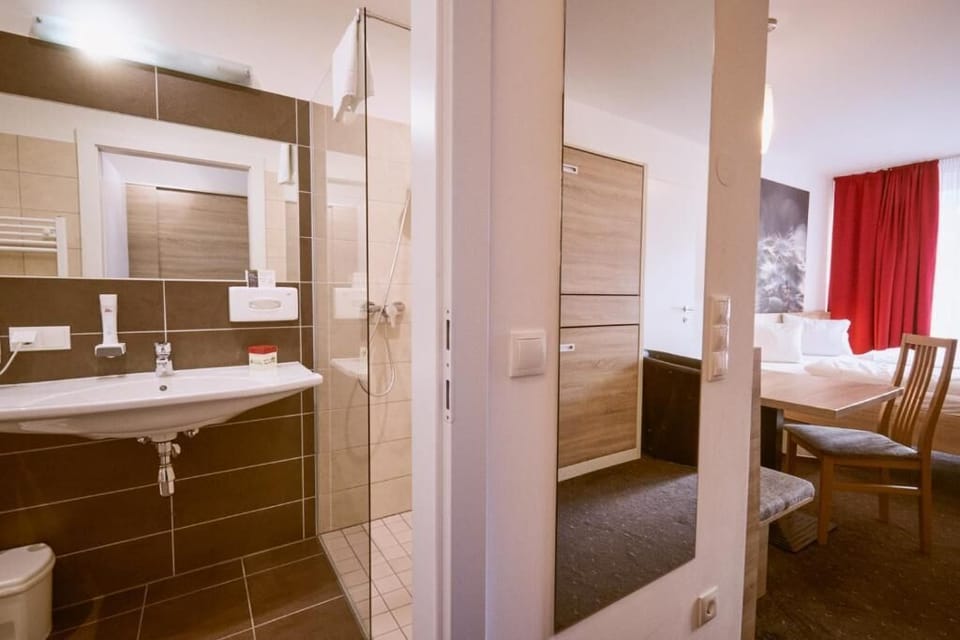 Double Room, 1 Queen Bed, Non Smoking | Bathroom | Shower, towels