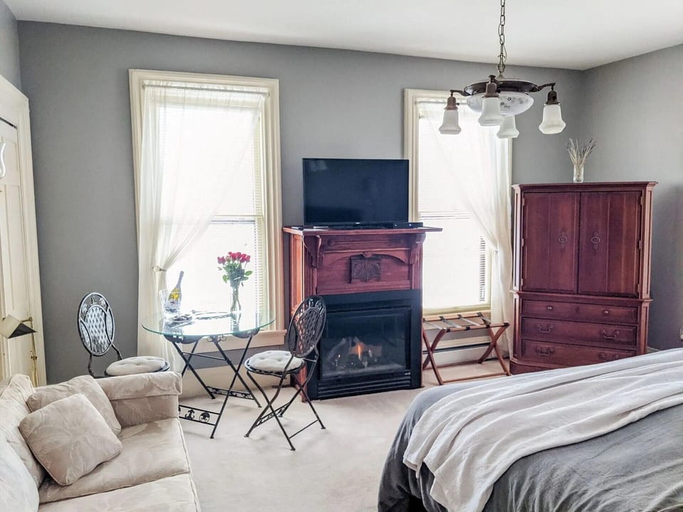Luxury Room, 1 King Bed, Jetted Tub | Individually decorated, individually furnished, free WiFi, bed sheets