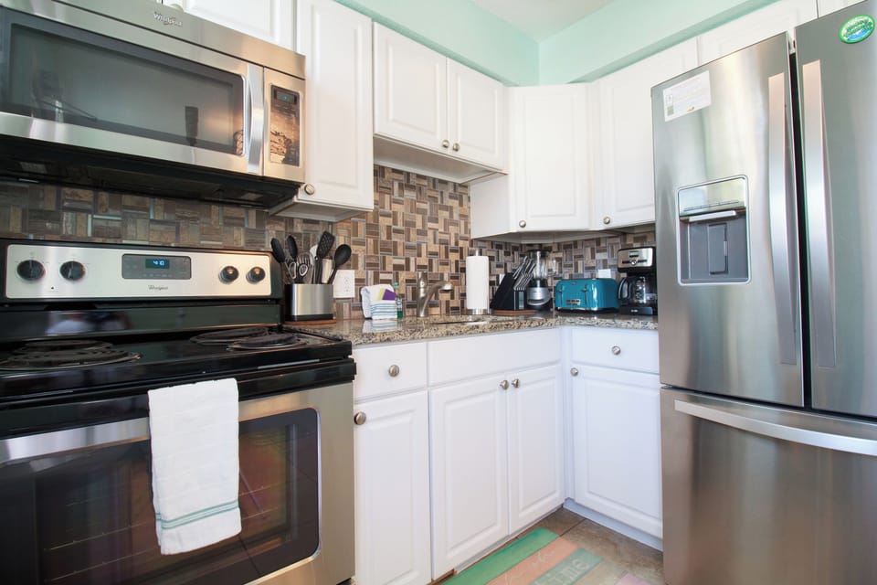 Gourmet Setup: Features granite countertops and sleek white finishes to cook your favorite meals