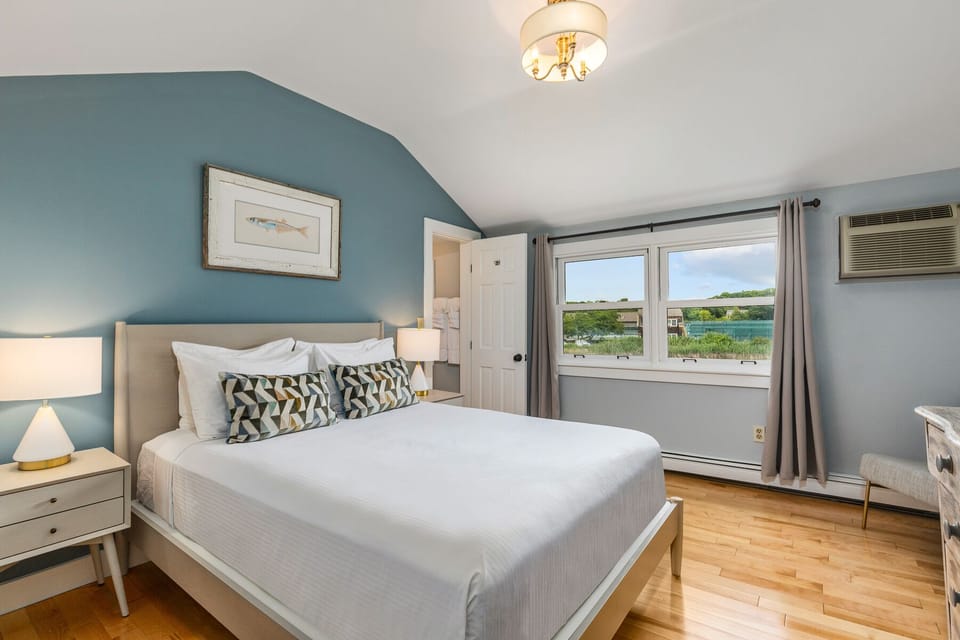 Marshall Point 46  | Premium bedding, iron/ironing board, free WiFi, bed sheets