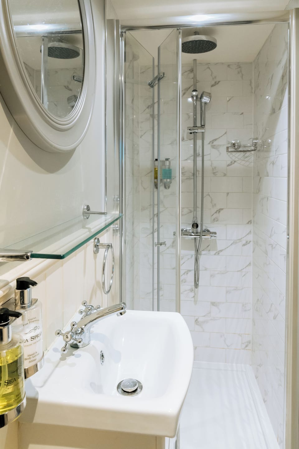 Deluxe Double Room, 1 King Bed | Bathroom | Shower, free toiletries, hair dryer, bathrobes