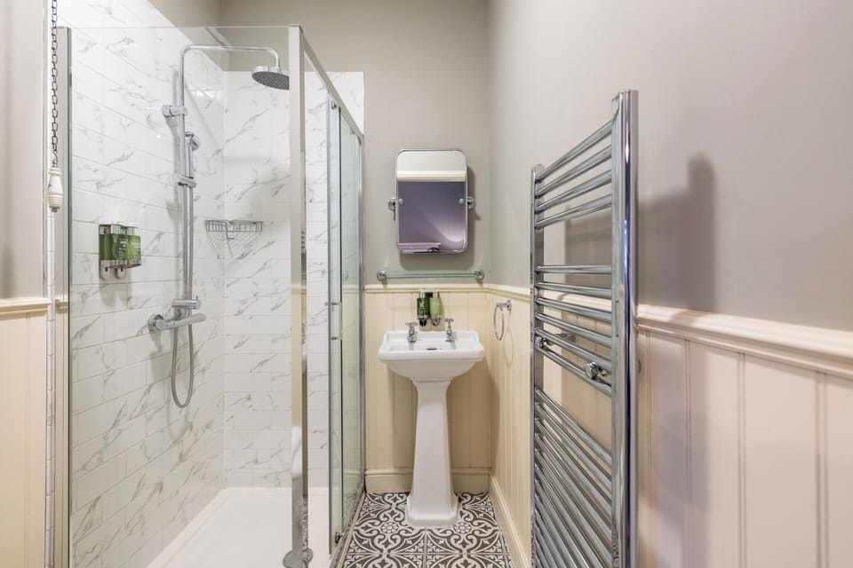 Deluxe Double or Twin Room | Bathroom | Shower, free toiletries, hair dryer, bathrobes