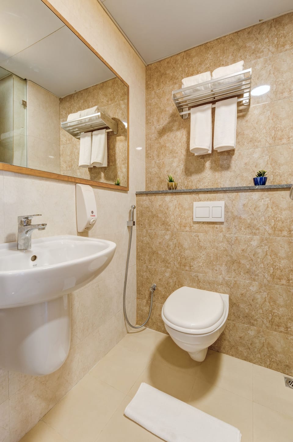 Superior Duo Twin | Bathroom | Shower, towels