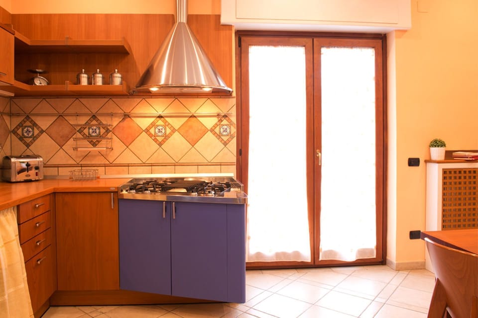 Cottage | Private kitchen | Fridge, microwave, oven, stovetop