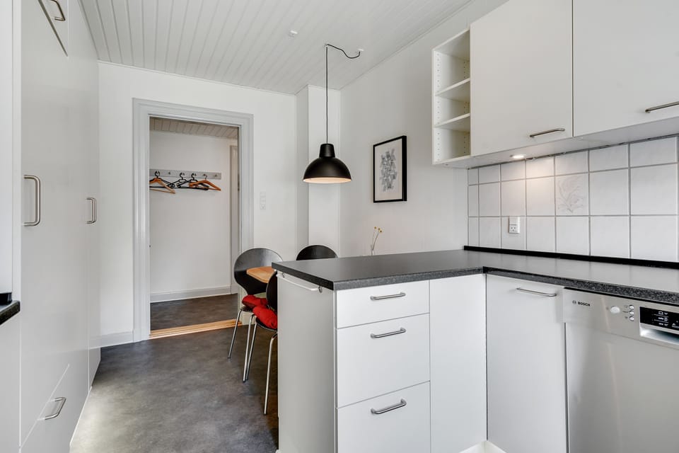 Comfort Apartment, Multiple Beds, Lake View | Private kitchen | Full-size fridge, oven, stovetop, dishwasher