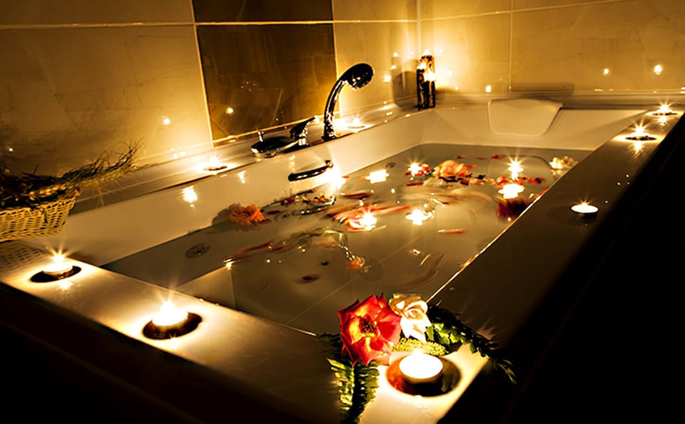 Indoor spa tub