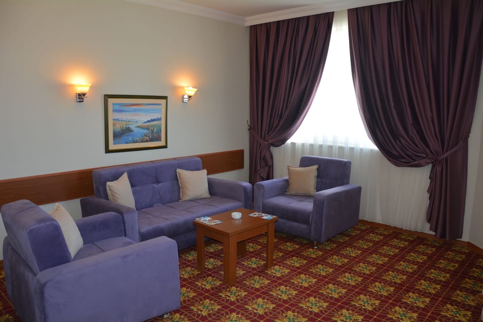 Suite | Living area | 82-inch LCD TV with satellite channels, TV