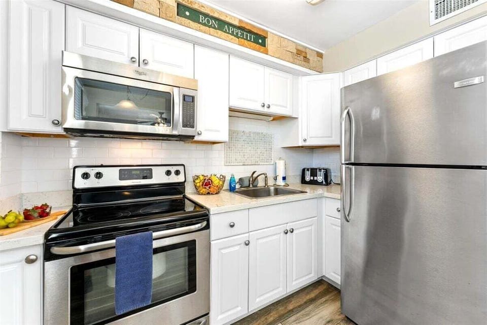 Fully Equipped Kitchen – Includes fridge, stove, oven, microwave, and Keurig coffee maker.