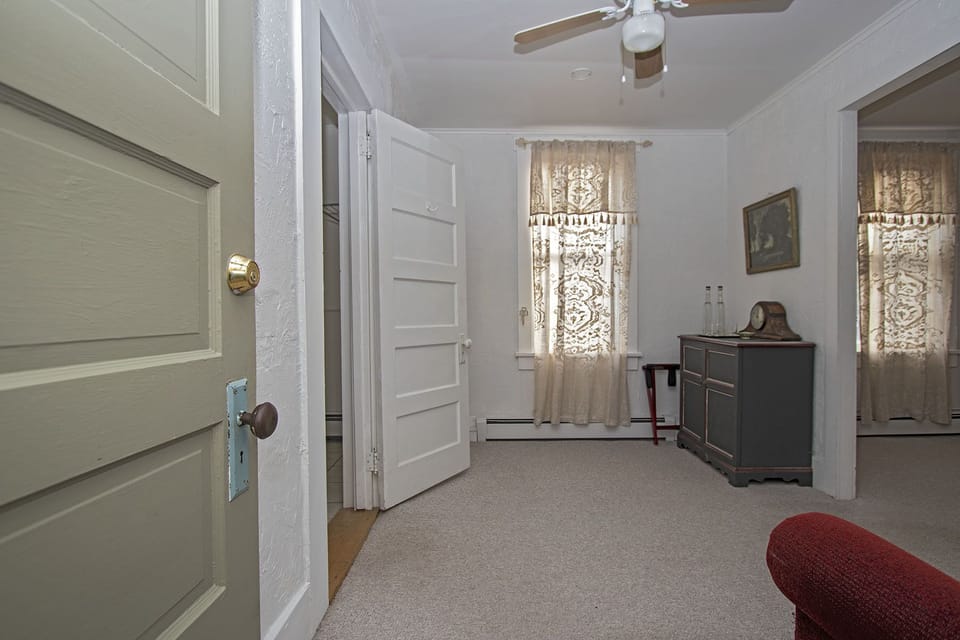 Soundproofing, free WiFi, bed sheets