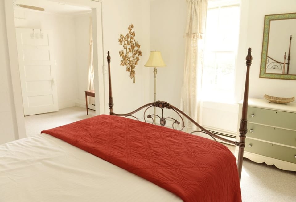 Soundproofing, free WiFi, bed sheets