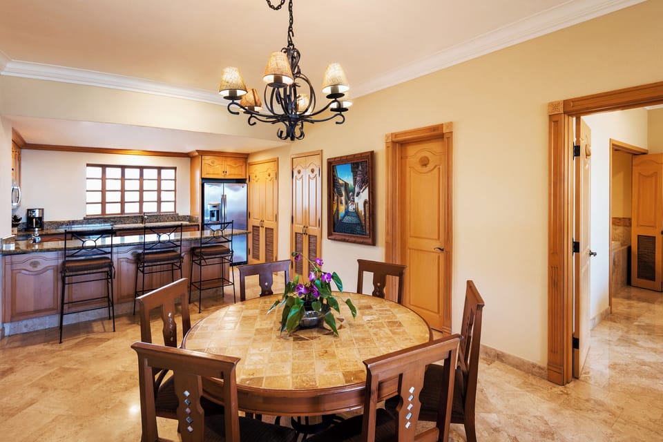 Dining area for 6 plus breakfast bar for eating