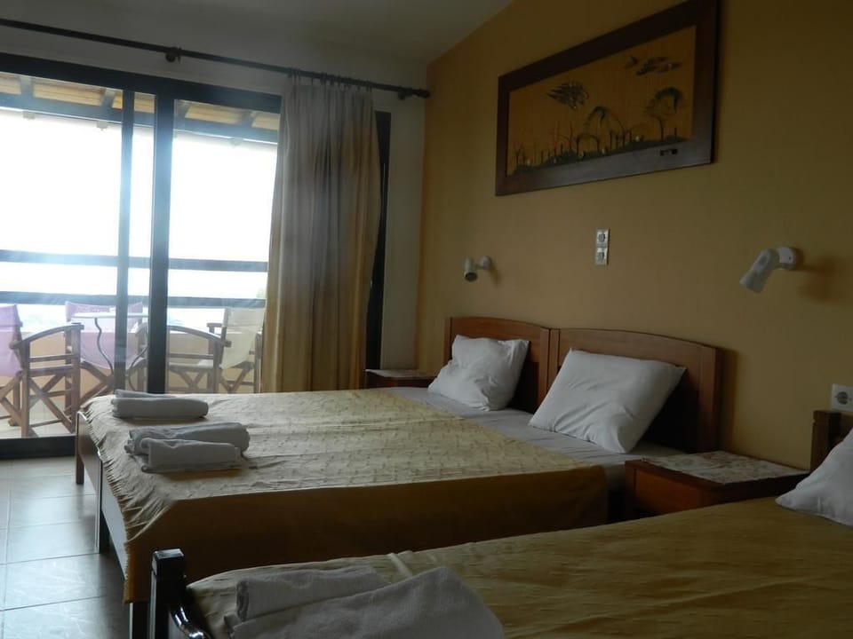 Studio, 3 Twin Beds, Sea View | Iron/ironing board, free WiFi, bed sheets