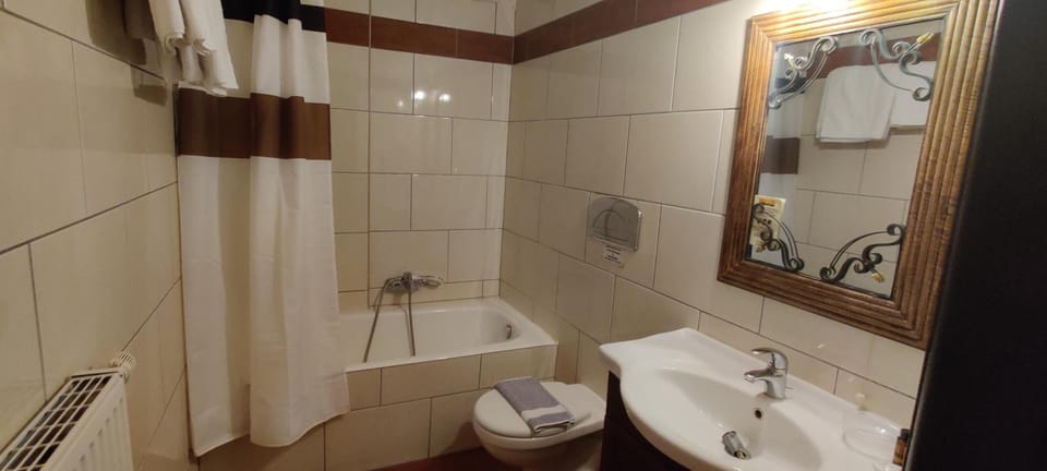 Deep soaking tub, free toiletries, hair dryer, slippers