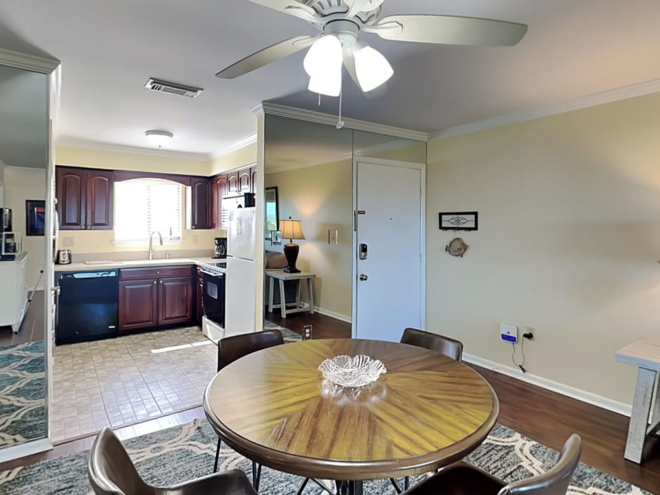 Kitchen & Dining
