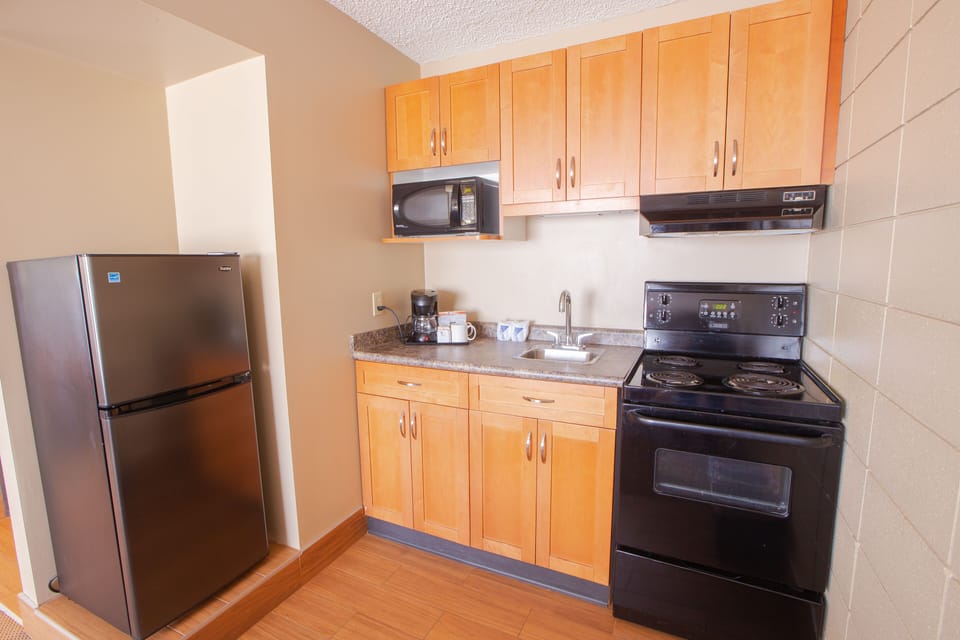 Executive Suite, 1 Double Bed (Full Kitchen 2 Queen Beds) | Private kitchen | Coffee/tea maker, fridge, microwave