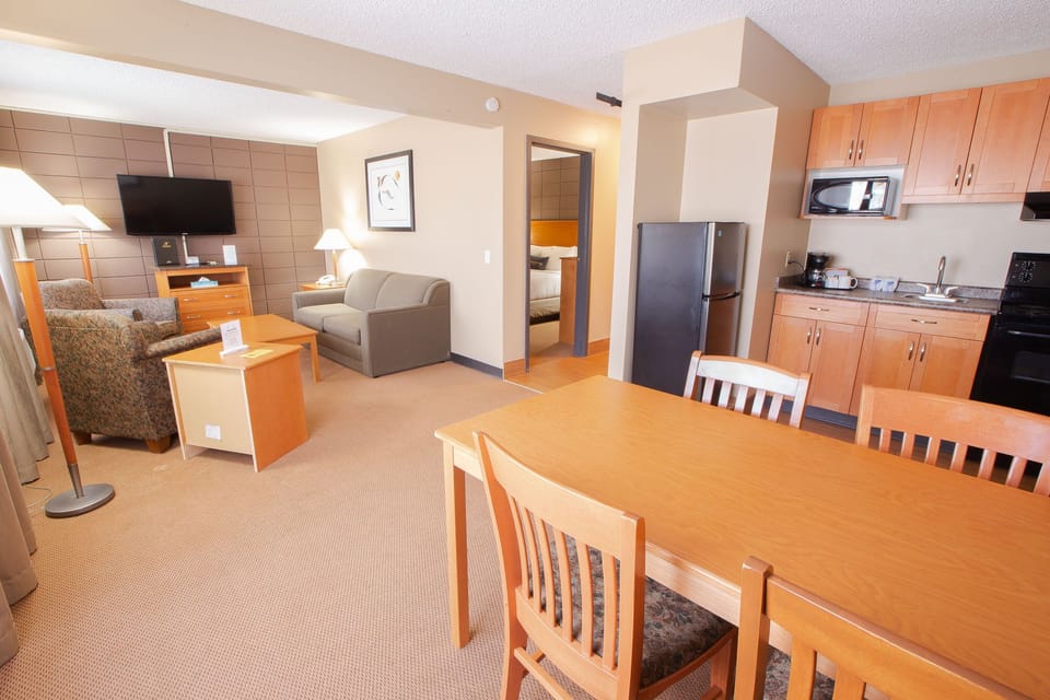 Deluxe Room, 1 Queen Bed (Queen Executive) | Premium bedding, down comforters, pillowtop beds, blackout drapes