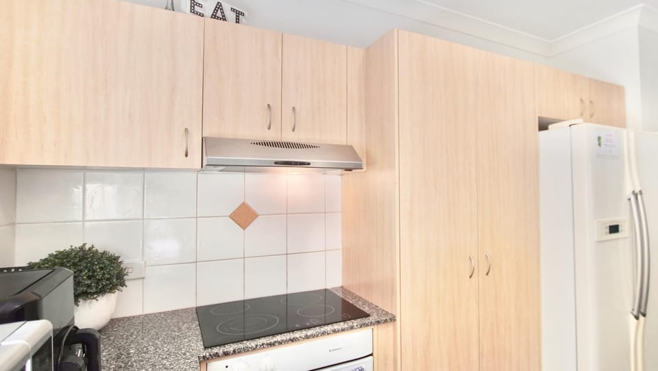 Kitchen - Air fryer, rice cooker, slow cooker, Toasted press, coffee machine loads of cooking utensils