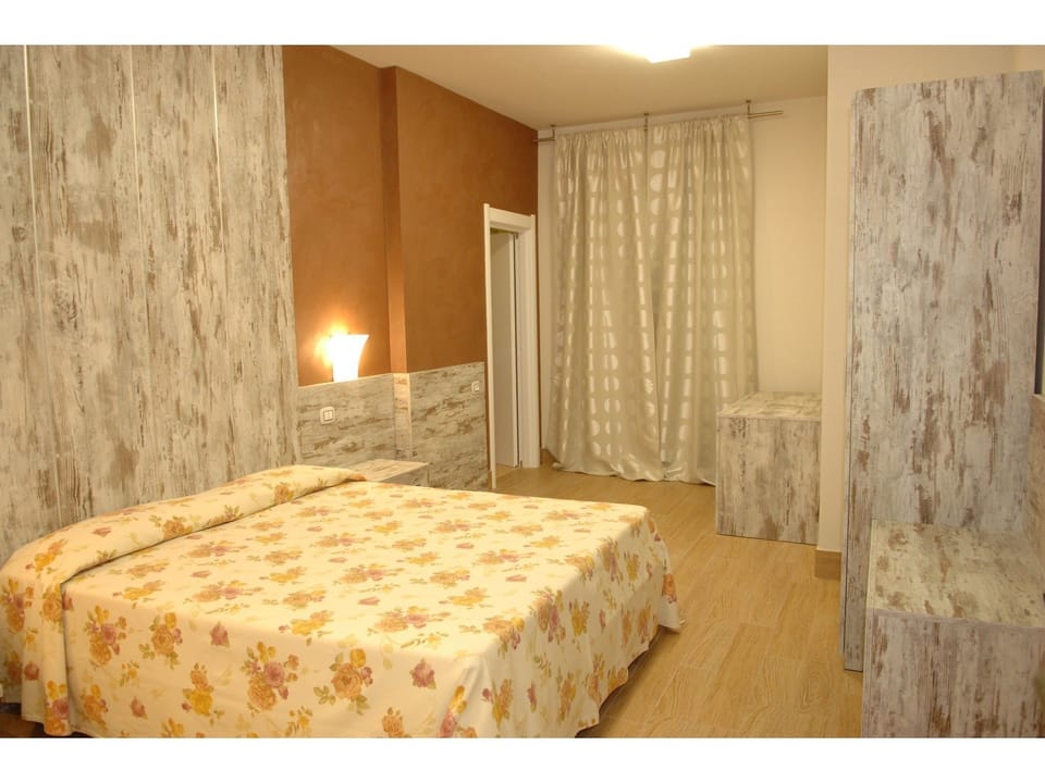 Triple Room | Minibar, in-room safe, desk, soundproofing