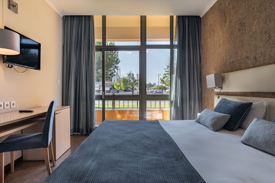 Junior Suite | Minibar, in-room safe, desk, laptop workspace