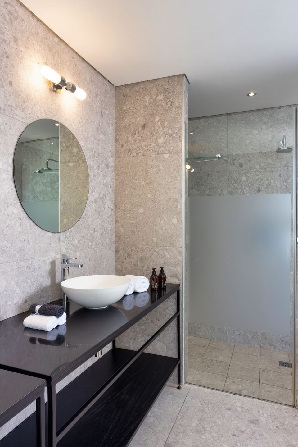 Superior Deluxe Room | Bathroom | Shower, free toiletries, hair dryer, bathrobes