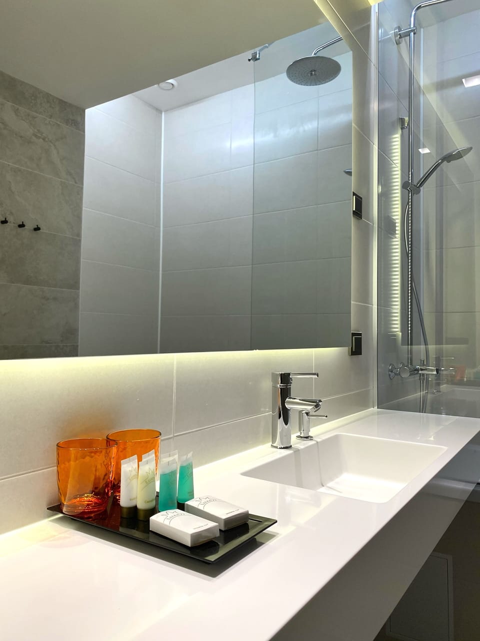 Deluxe Double or Twin Room, Bathtub | Bathroom | Separate tub and shower, hair dryer, towels