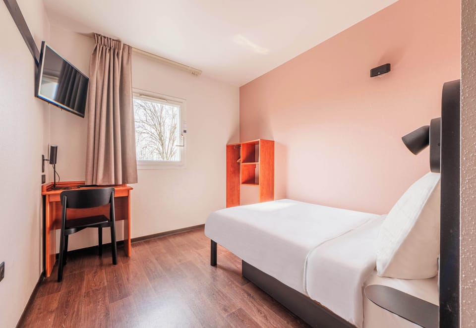 Double Room, Accessible | Desk, blackout drapes, soundproofing, free WiFi
