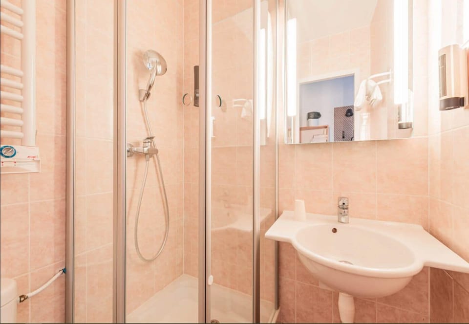 Shower, free toiletries, hair dryer, towels