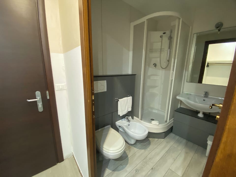 Economy Double Room | Bathroom | Shower, free toiletries, hair dryer, bidet