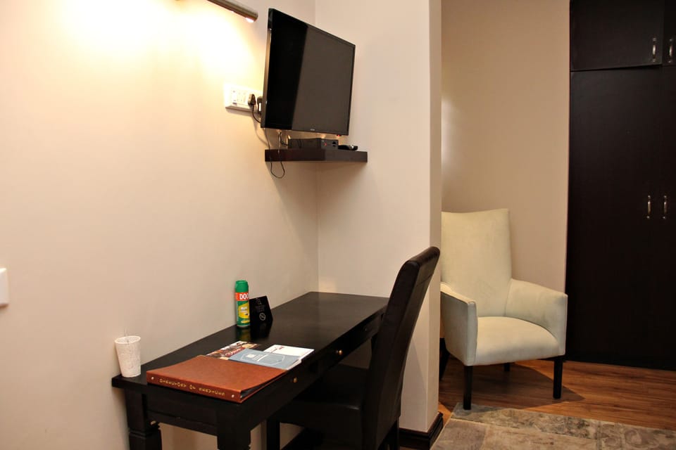 Premier Room | 1 bedroom, minibar, in-room safe, desk