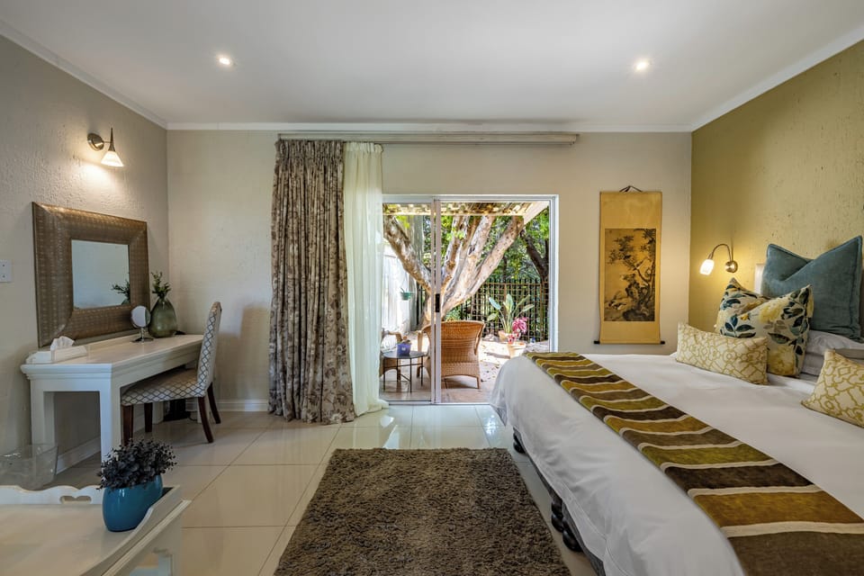 Execuitve Suite- private patio | Egyptian cotton sheets, pillowtop beds, minibar, in-room safe