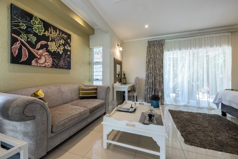 Execuitve Suite- private patio | Egyptian cotton sheets, pillowtop beds, minibar, in-room safe