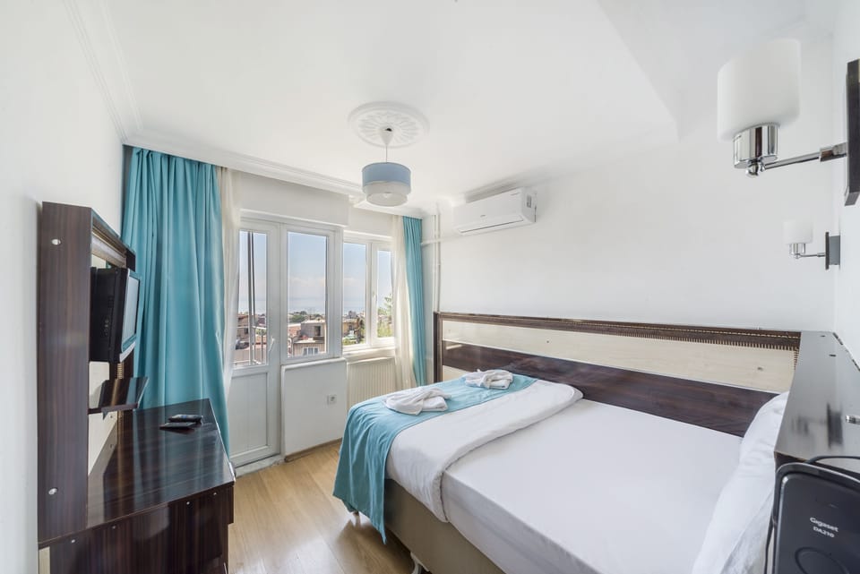 Classic Single or Double Room | Minibar, in-room safe, desk, soundproofing