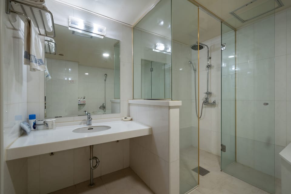 Combined shower/tub, deep soaking tub, hair dryer, slippers