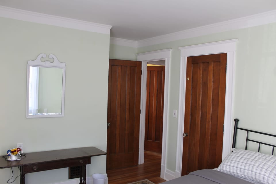 Back bedroom: queen bed