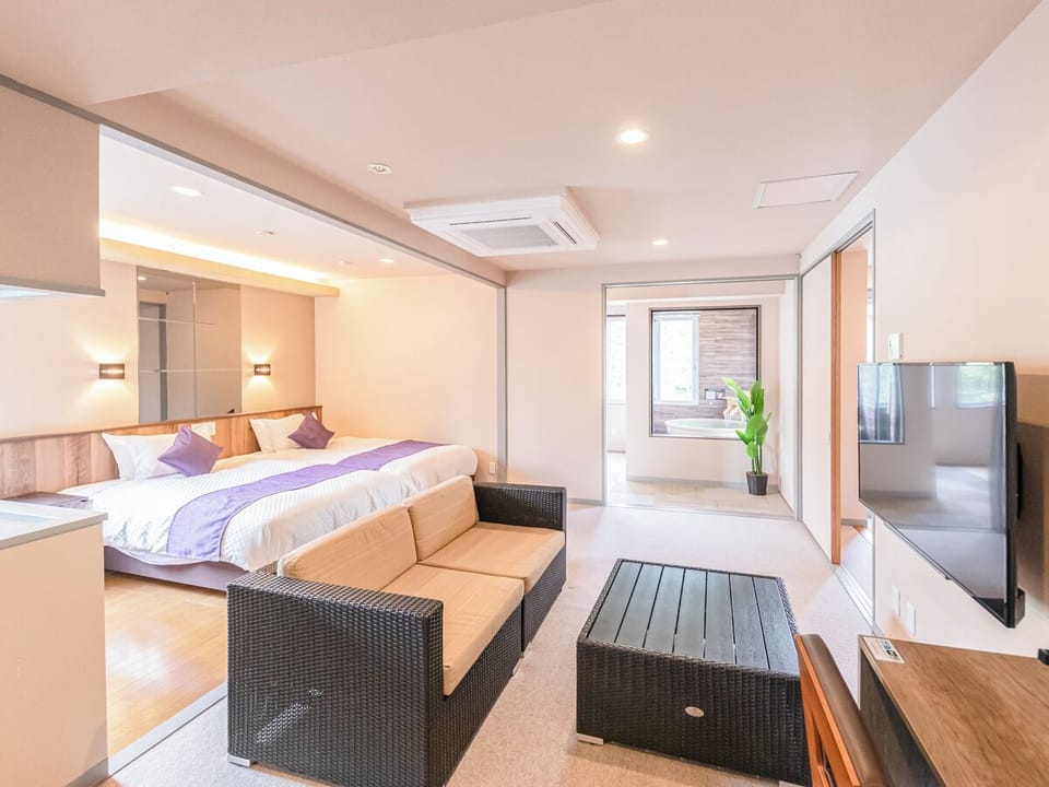 In-room safe, blackout drapes, free WiFi