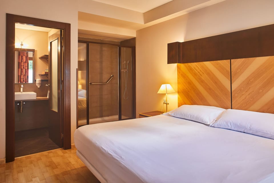 Family Room | Desk, free WiFi, bed sheets