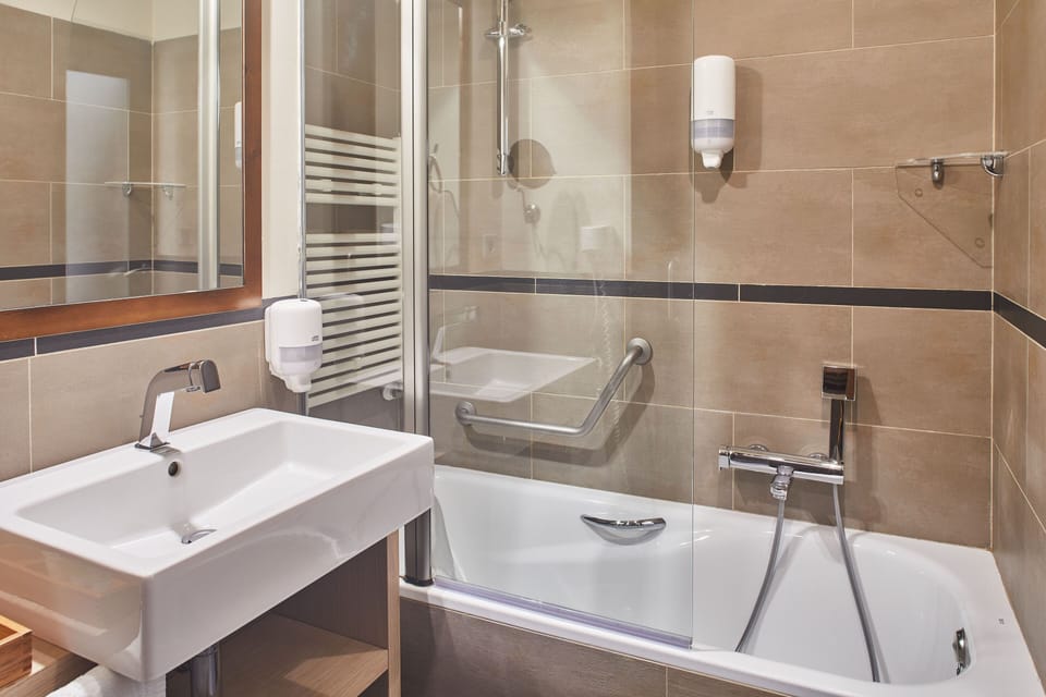 Superior Room | Bathroom | Free toiletries, hair dryer, towels