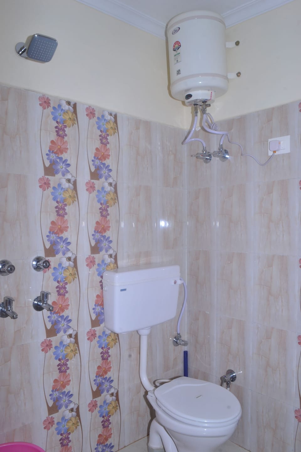 Standard Double Room, 1 Double Bed | Bathroom | Shower, free toiletries, hair dryer, towels