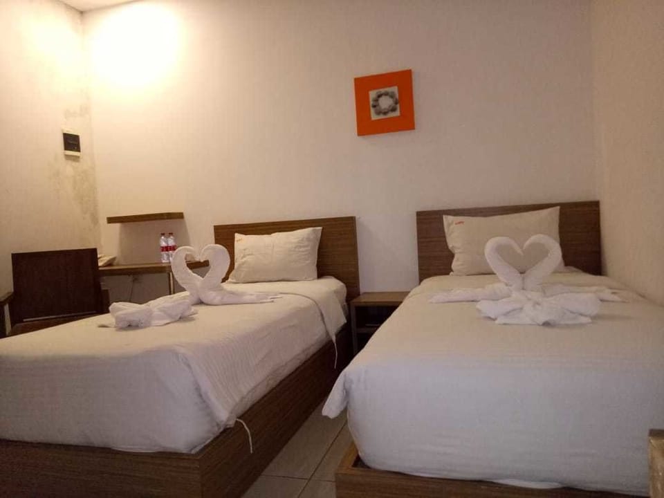 Standard Twin Room | Egyptian cotton sheets, premium bedding, Tempur-Pedic beds, desk