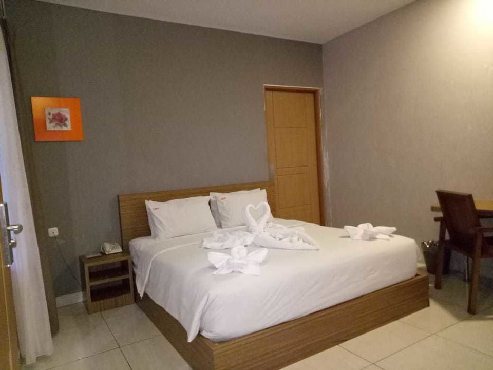 Deluxe Double Room | Egyptian cotton sheets, premium bedding, Tempur-Pedic beds, desk