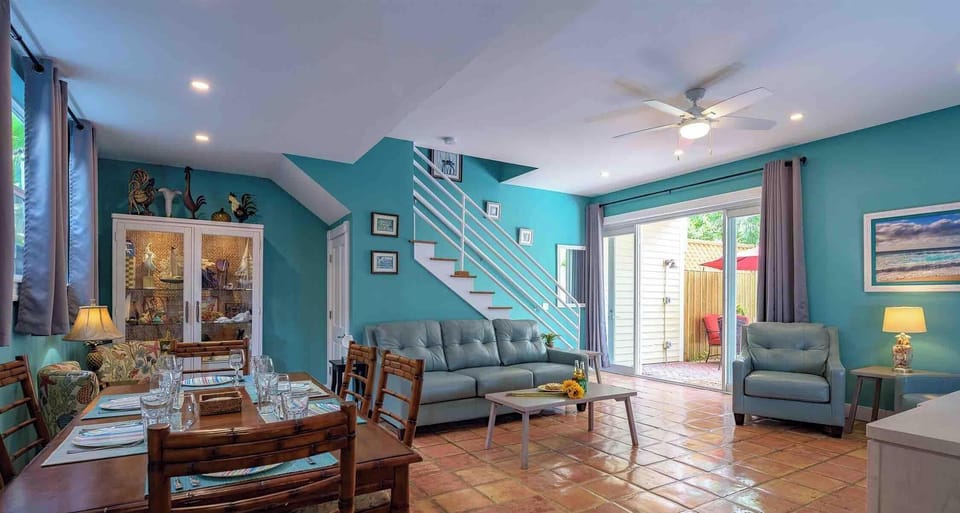 Good Vibrations - The living area is ideal for gearing up to head out or for unwinding after a day of exploring Old Town...