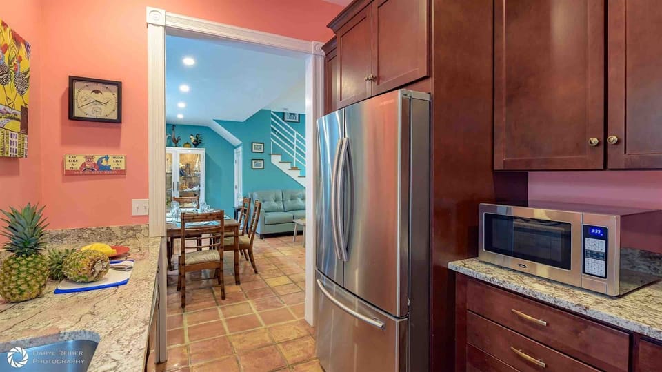 Good Vibrations - The fully equipped kitchen is next to the living room...