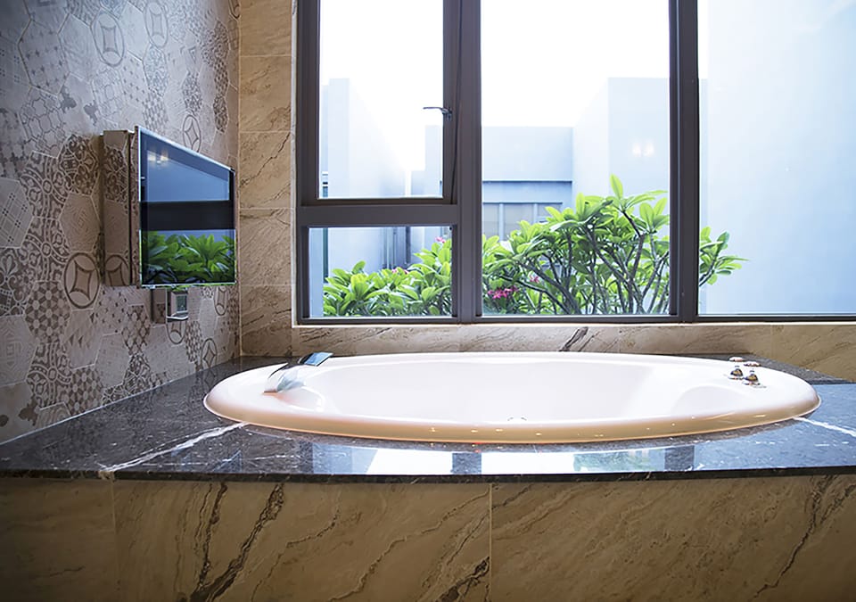 Separate tub and shower, deep soaking tub, hydromassage showerhead