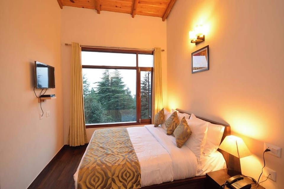 Deluxe Room | In-room safe, desk, laptop workspace, iron/ironing board