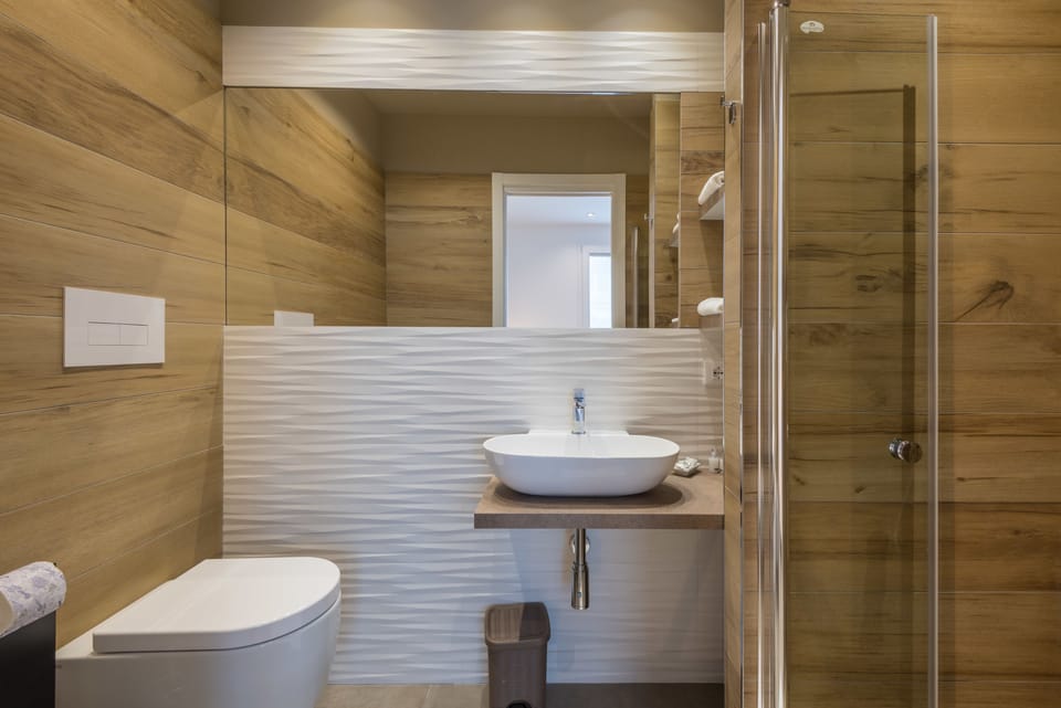 Triple Room | Bathroom | Shower, free toiletries, hair dryer, bidet