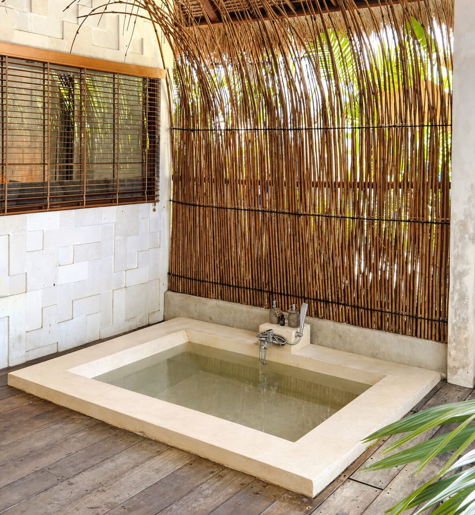 Bungalow MAR | Bathroom | Shower, free toiletries, hair dryer, bathrobes